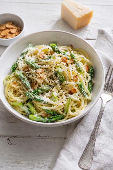 Zdjęcie - Spaghetti  ze szparagami w kremowym sosie - Przepisy kulinarne ze zdjęciami