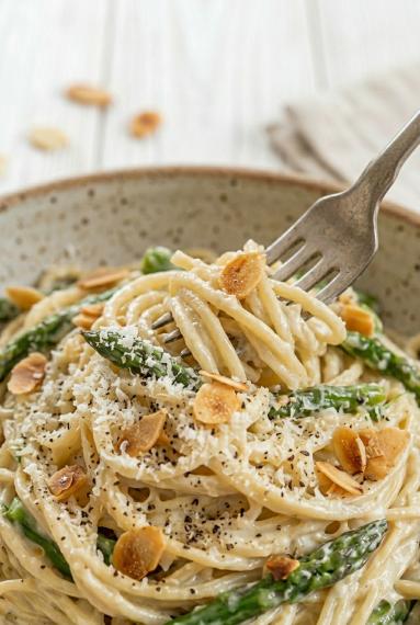 Zdjęcie - Spaghetti  ze szparagami w kremowym sosie - Przepisy kulinarne ze zdjęciami