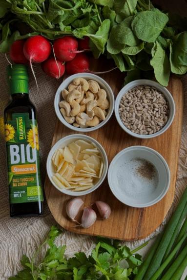 Zdjęcie - Pesto z liści rzodkiewki na oleju - Przepisy kulinarne ze zdjęciami