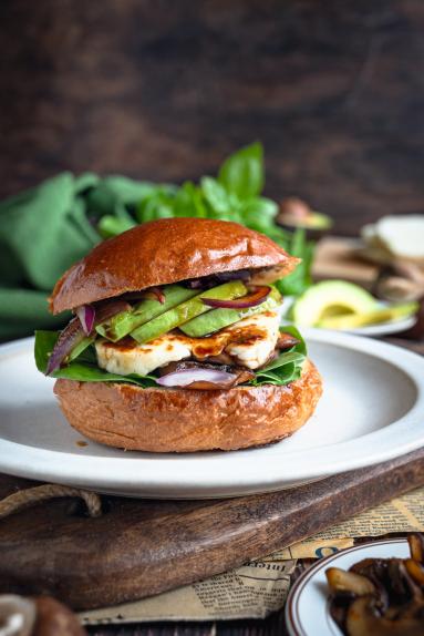 Zdjęcie - Burgery z pieczarkami, awokado i halloumi - Przepisy kulinarne ze zdjęciami