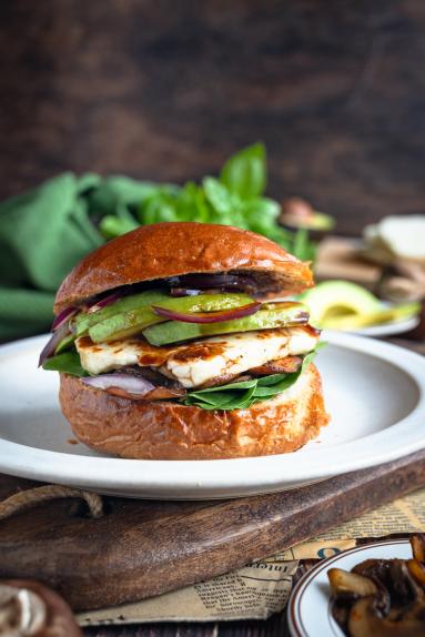 Zdjęcie - Burgery z pieczarkami, awokado i halloumi - Przepisy kulinarne ze zdjęciami