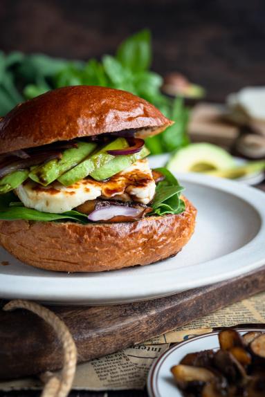 Zdjęcie - Burgery z pieczarkami, awokado i halloumi - Przepisy kulinarne ze zdjęciami