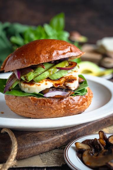 Zdjęcie - Burgery z pieczarkami, awokado i halloumi - Przepisy kulinarne ze zdjęciami