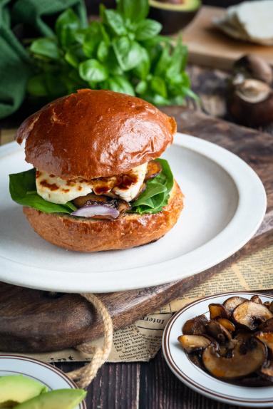 Zdjęcie - Burgery z pieczarkami, awokado i halloumi - Przepisy kulinarne ze zdjęciami