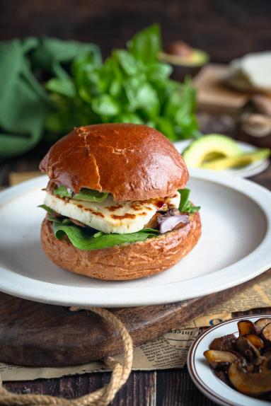 Zdjęcie - Burgery z pieczarkami, awokado i halloumi - Przepisy kulinarne ze zdjęciami