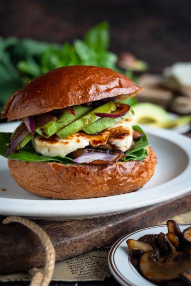 Zdjęcie - Burgery z pieczarkami, awokado i halloumi - Przepisy kulinarne ze zdjęciami