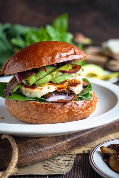 Zdjęcie - Burgery z pieczarkami, awokado i halloumi - Przepisy kulinarne ze zdjęciami