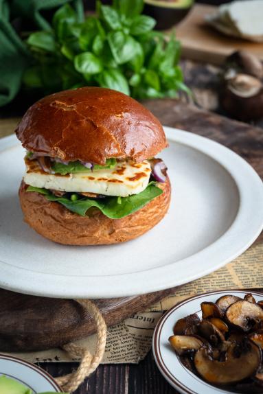 Zdjęcie - Burgery z pieczarkami, awokado i halloumi - Przepisy kulinarne ze zdjęciami