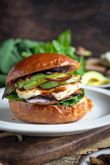 Zdjęcie - Burgery z pieczarkami, awokado i halloumi - Przepisy kulinarne ze zdjęciami