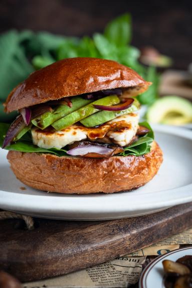 Zdjęcie - Burgery z pieczarkami, awokado i halloumi - Przepisy kulinarne ze zdjęciami