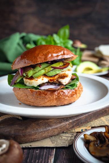 Zdjęcie - Burgery z pieczarkami, awokado i halloumi - Przepisy kulinarne ze zdjęciami