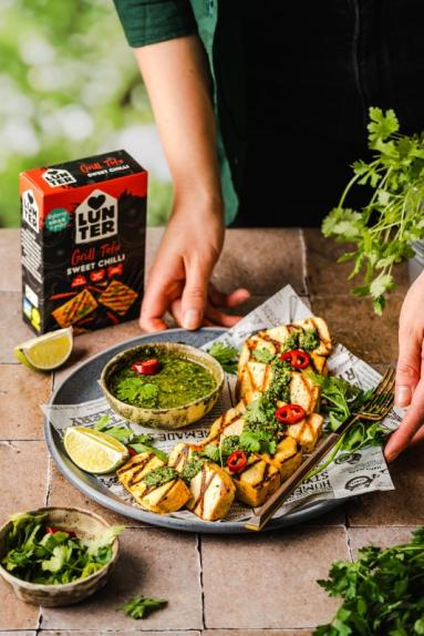 Zdjęcie - Grillowane tofu z chimichurri - Przepisy kulinarne ze zdjęciami
