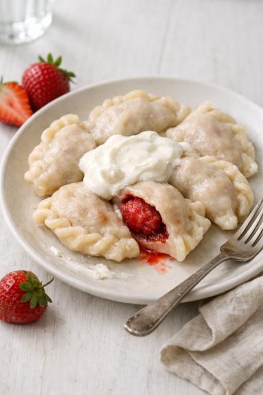Zdjęcie - Pierogi z truskawkami /1 - Przepisy kulinarne ze zdjęciami