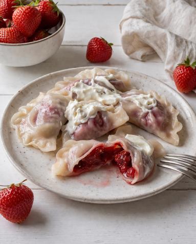 Zdjęcie - Pierogi z truskawkami /1 - Przepisy kulinarne ze zdjęciami