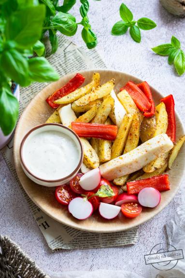 Zdjęcie - Domowe frytki ziemniaczane z papryką, halloumi i sosem czosnkowym - Przepisy kulinarne ze zdjęciami