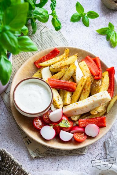 Zdjęcie - Domowe frytki ziemniaczane z papryką, halloumi i sosem czosnkowym - Przepisy kulinarne ze zdjęciami