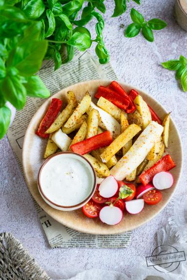 Zdjęcie - Domowe frytki ziemniaczane z papryką, halloumi i sosem czosnkowym - Przepisy kulinarne ze zdjęciami