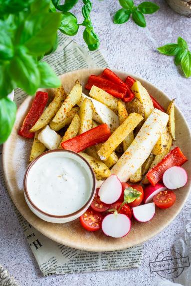 Zdjęcie - Domowe frytki ziemniaczane z papryką, halloumi i sosem czosnkowym - Przepisy kulinarne ze zdjęciami