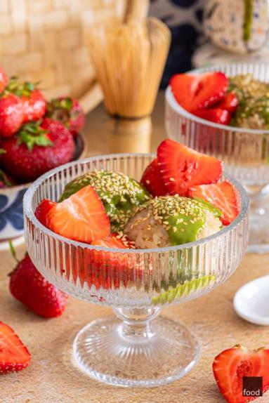 Zdjęcie: Sticky rice z truskawkami i zieloną herbatą matcha Zdjęcie - Sticky rice z truskawkami i zieloną herbatą matcha - Przepisy kulinarne ze zdjęciami