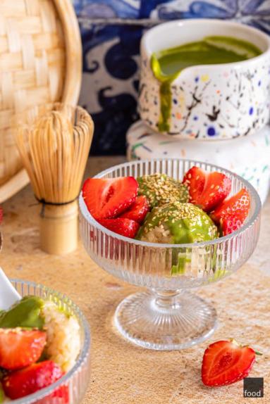 Zdjęcie - Sticky rice z truskawkami i zieloną herbatą matcha - Przepisy kulinarne ze zdjęciami