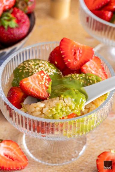 Zdjęcie: Sticky rice z truskawkami i zieloną herbatą matcha Zdjęcie - Sticky rice z truskawkami i zieloną herbatą matcha - Przepisy kulinarne ze zdjęciami