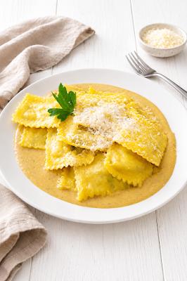 Zdjęcie - Ravioli w  kremowym sosie z ciecierzycy - Przepisy kulinarne ze zdjęciami