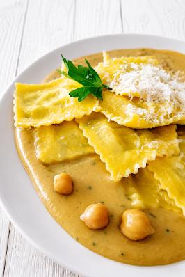 Zdjęcie - Ravioli w  kremowym sosie z ciecierzycy - Przepisy kulinarne ze zdjęciami