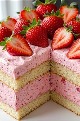 Zdjęcie - Ciasto biszkoptowe , truskawkami i kremem  mascarpone i - Przepisy kulinarne ze zdjęciami