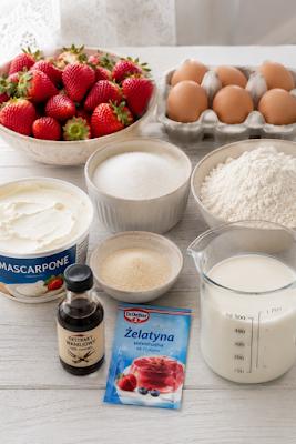 Zdjęcie - Ciasto biszkoptowe , truskawkami i kremem  mascarpone i - Przepisy kulinarne ze zdjęciami