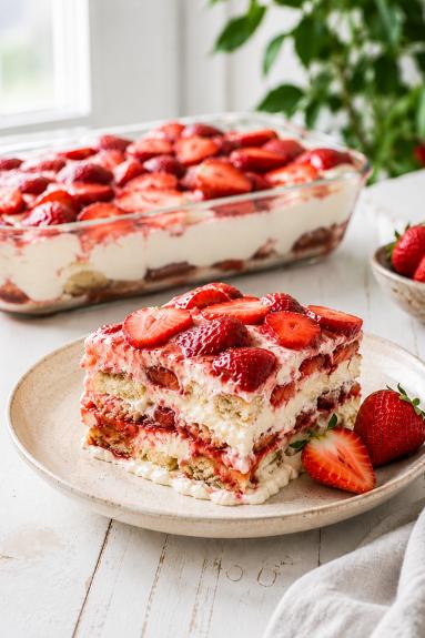 Zdjęcie - Tiramisu truskawkowe – kremowy deser z owocami ( bez jajek) - Przepisy kulinarne ze zdjęciami