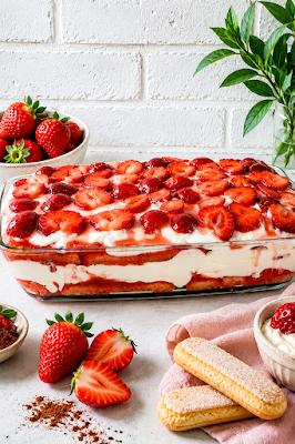 Zdjęcie - Tiramisu truskawkowe – kremowy deser z owocami ( bez jajek) - Przepisy kulinarne ze zdjęciami