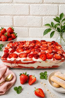 Zdjęcie - Tiramisu truskawkowe – kremowy deser z owocami ( bez jajek) - Przepisy kulinarne ze zdjęciami