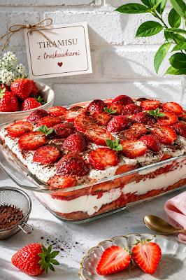 Zdjęcie - Tiramisu truskawkowe – kremowy deser z owocami ( bez jajek) - Przepisy kulinarne ze zdjęciami