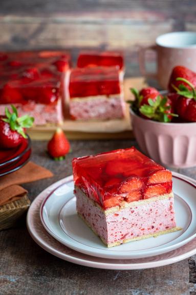 Zdjęcie - Truskawkowiec bez pieczenia - Przepisy kulinarne ze zdjęciami