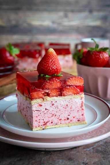 Zdjęcie: Truskawkowiec bez pieczenia Zdjęcie - Truskawkowiec bez pieczenia - Przepisy kulinarne ze zdjęciami