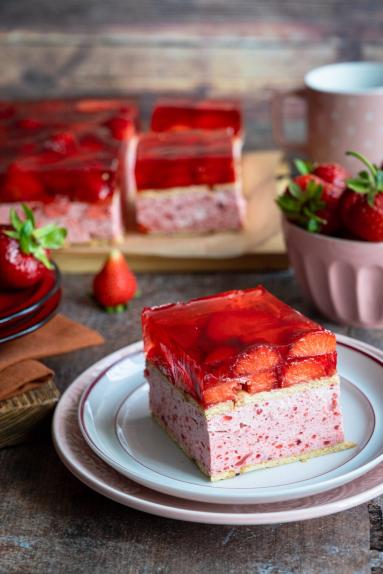Zdjęcie - Truskawkowiec bez pieczenia - Przepisy kulinarne ze zdjęciami