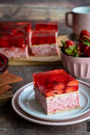 Zdjęcie - Truskawkowiec bez pieczenia - Przepisy kulinarne ze zdjęciami