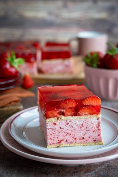 Zdjęcie - Truskawkowiec bez pieczenia - Przepisy kulinarne ze zdjęciami