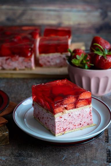 Zdjęcie - Truskawkowiec bez pieczenia - Przepisy kulinarne ze zdjęciami