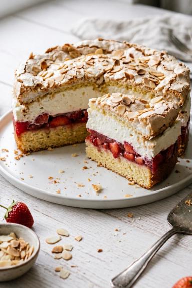 Zdjęcie - Ciasto "Truskawkowa chmurka" - Przepisy kulinarne ze zdjęciami