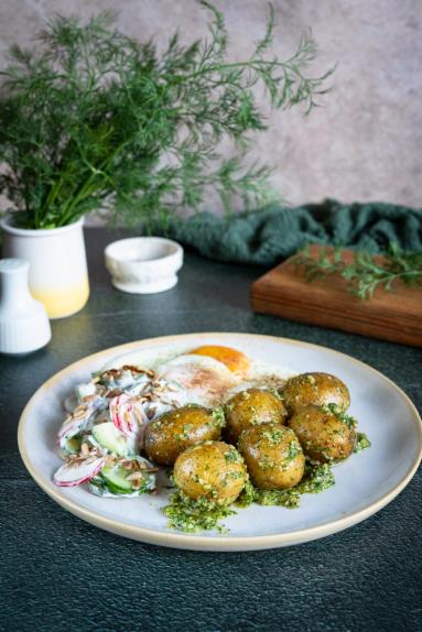 Zdjęcie - Młode ziemniaki z pesto koperkowym - Przepisy kulinarne ze zdjęciami