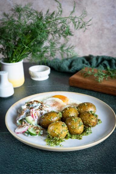 Zdjęcie: Młode ziemniaki z pesto koperkowym Zdjęcie - Młode ziemniaki z pesto koperkowym - Przepisy kulinarne ze zdjęciami