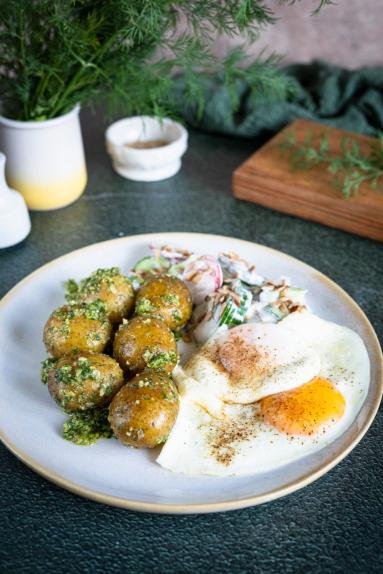 Zdjęcie - Młode ziemniaki z pesto koperkowym - Przepisy kulinarne ze zdjęciami
