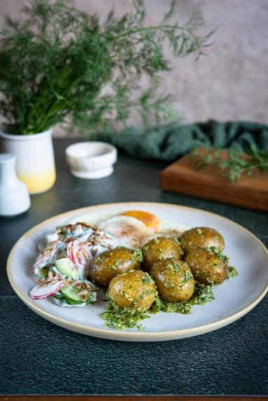 Zdjęcie - Młode ziemniaki z pesto koperkowym - Przepisy kulinarne ze zdjęciami