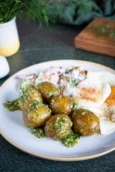Zdjęcie - Młode ziemniaki z pesto koperkowym - Przepisy kulinarne ze zdjęciami
