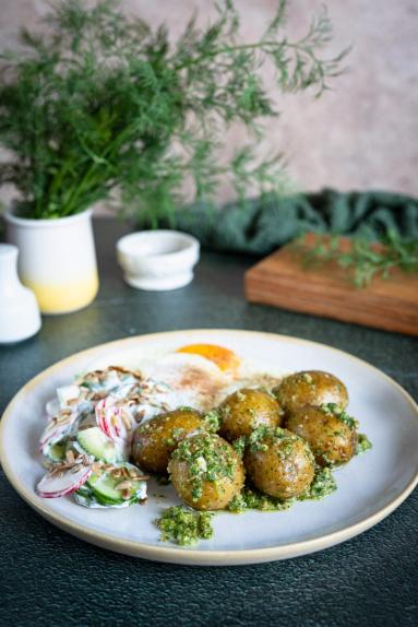 Zdjęcie - Młode ziemniaki z pesto koperkowym - Przepisy kulinarne ze zdjęciami