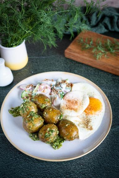 Zdjęcie - Młode ziemniaki z pesto koperkowym - Przepisy kulinarne ze zdjęciami