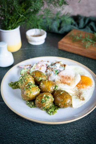 Zdjęcie - Młode ziemniaki z pesto koperkowym - Przepisy kulinarne ze zdjęciami