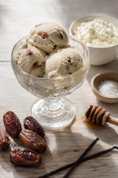 Zdjęcie: Lody daktylowe z serka wiejskiego Zdjęcie - Lody daktylowe z serka wiejskiego - Przepisy kulinarne ze zdjęciami