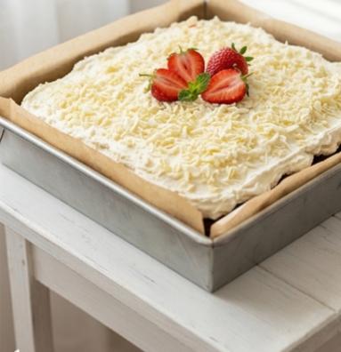 Zdjęcie - Ciasto kakaowe z kremem i truskawkową frużeliną - Przepisy kulinarne ze zdjęciami